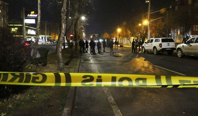 Diyarbakır'da el bombalı saldırı