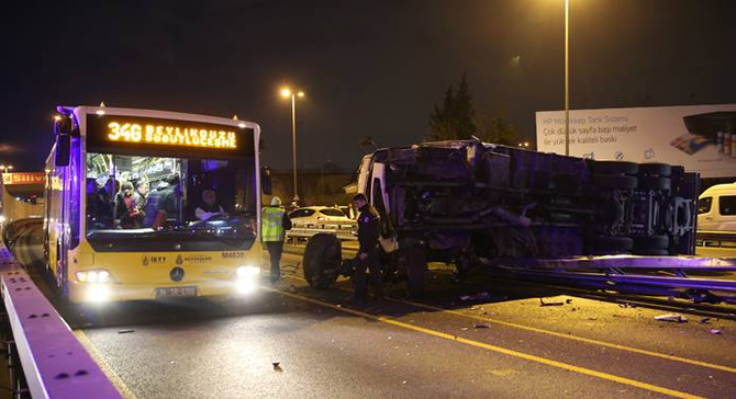 Metrobüs yoluna TIR devrildi: 3 yaralı