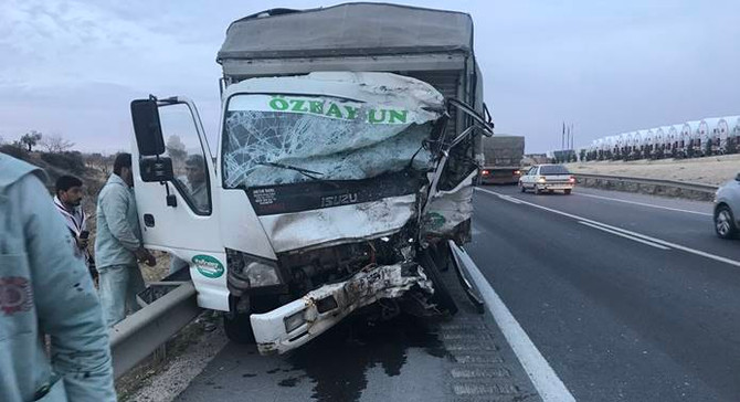 Kamyon ve minibüs çarpıştı: 5 ölü, 3 yaralı