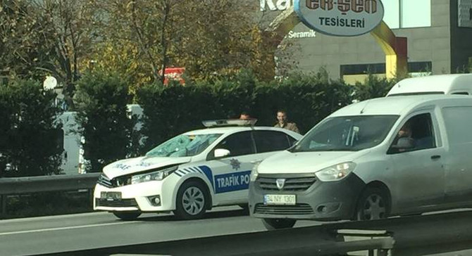 Trafik polisi, yolun karşısına geçen vatandaşa çarptı