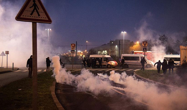 Paris'te polis şiddeti protesto edildi