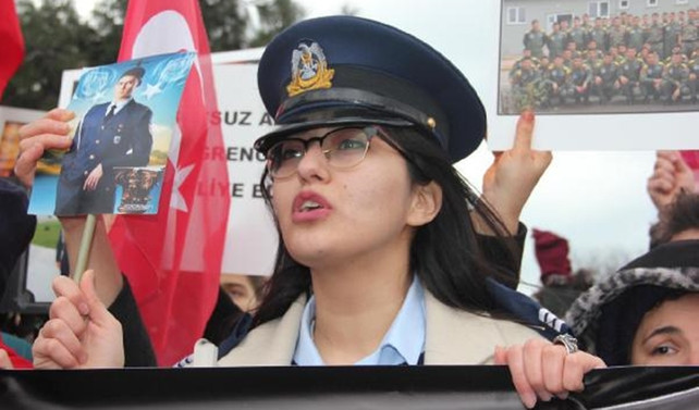 Hava Okulu önünde protesto