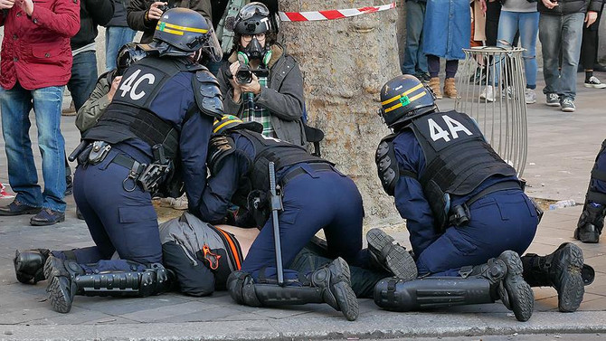 Fransa'da polise yönelik protestolar devam ediyor