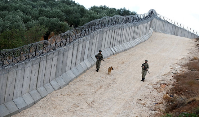 Duvar inşasının yarısı tamamlandı