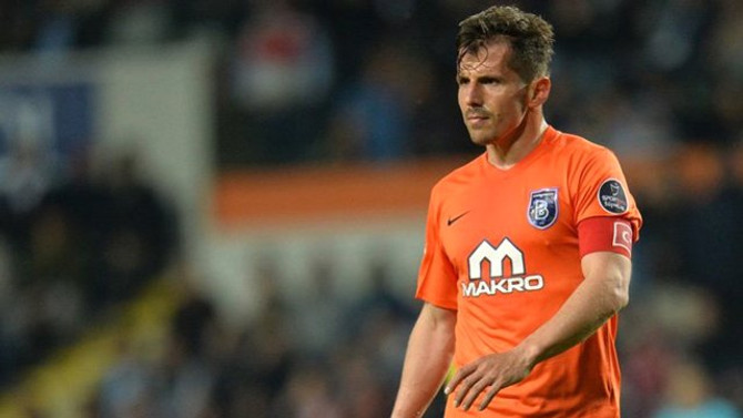 Belözoğlu 1 yıl daha Başakşehir'de