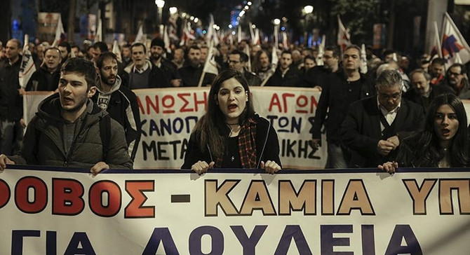 Yunanistan'da 'kemer sıkma' önlemleri protesto edildi