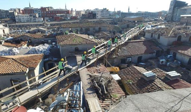 Kapalıçarşı'nın ilk kiremitleri döşenmeye başladı
