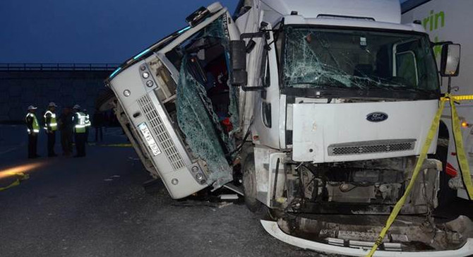 Tuzla'da trafik kazası: 4'ü ağır 27 yaralı
