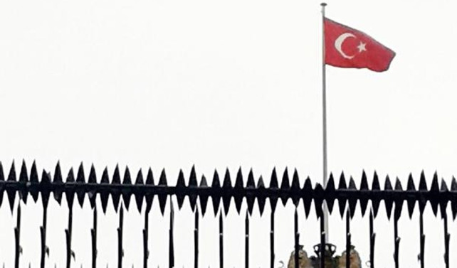 Konsolosluğa Türk bayrağı asıldı