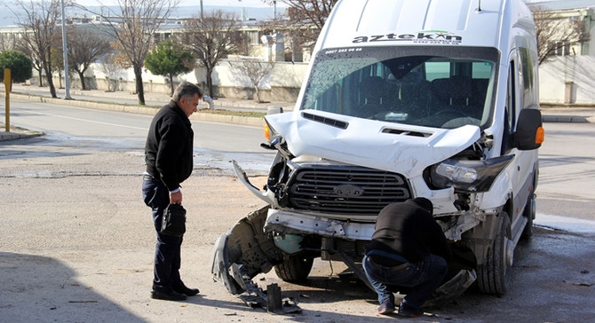 İşçi servisleri çarpıştı: 20 yaralı