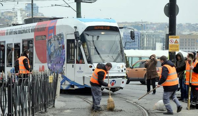 Sirkeci'de tramvay raydan çıktı