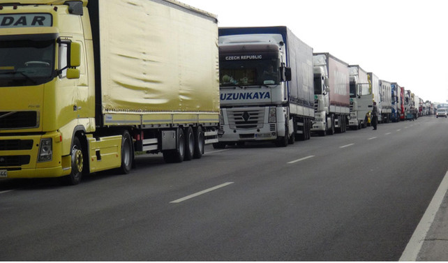 Kapıkule'de 8 kilometre tır kuyruğu