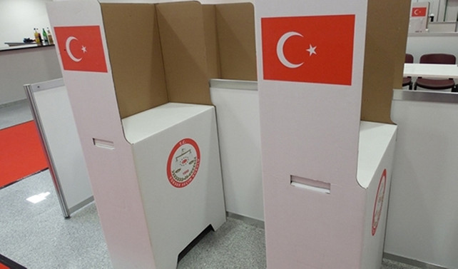 Yurt dışındaki seçmen sandık başına gidiyor