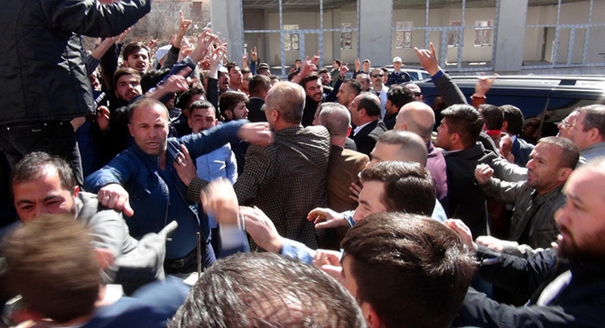 Oğan'ın toplantısında arbede: 2 polis yaralı