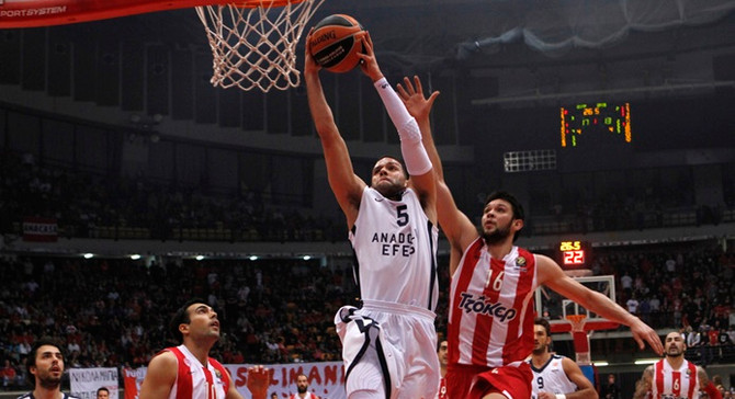 Anadolu Efes, Olympiakos'u mağlup etti