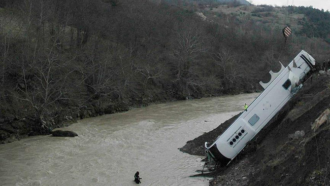 Otobüs nehre düştü: 18 ölü, 37 yaralı