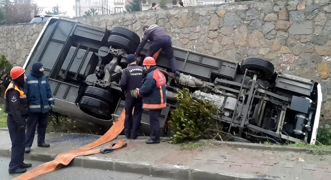 Ümraniye'de çevik kuvvet otobüsü devrildi: 5 yaralı