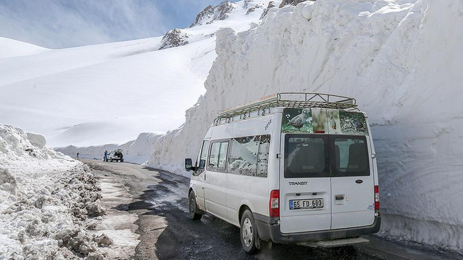 Nisanda 7 metre kar şaşırtıyor