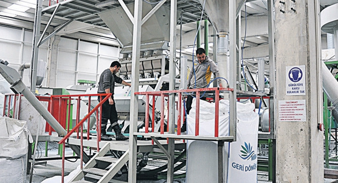Mira, hurda petlerden polyester iplik üretme hazırlığı yapıyor