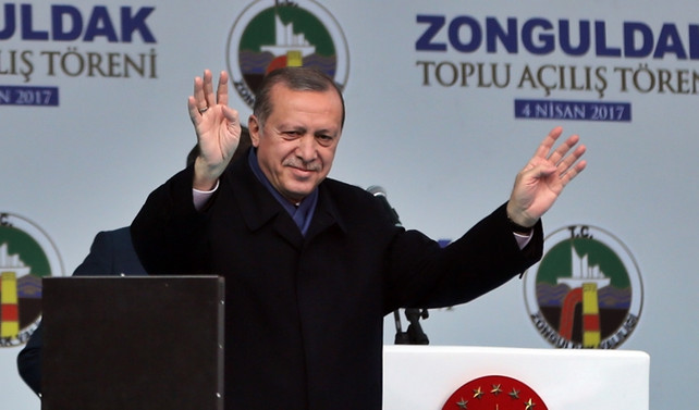 'Hemen o bayraklarınızı indirin'