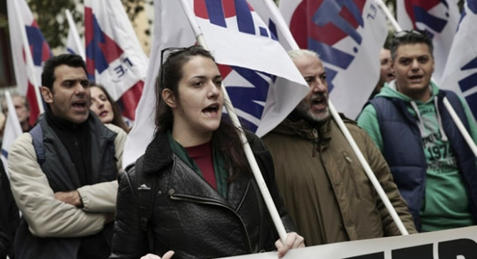 Komşuda gazeteciler greve gitti