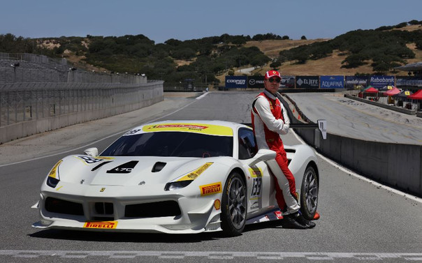 Michael Fassbender Ferrari Challenge'da yarışıyor!
