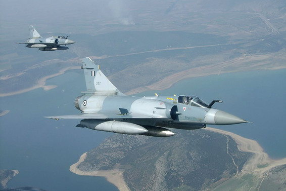 Yunanistan'da savaş uçağı düştü
