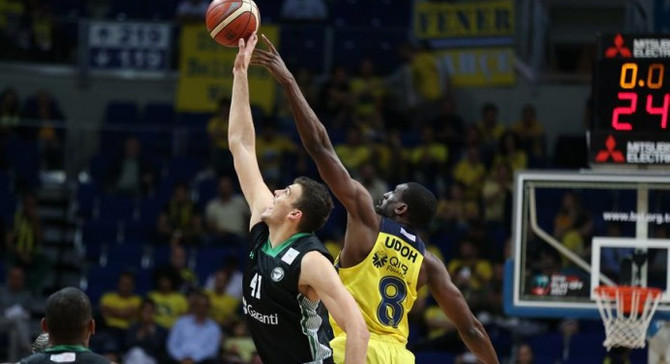 Fenerbahçe yarı final serisinde 2-0 öne geçti