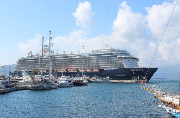 Bodrum'da kruvaziyerler turist taşımaya devam ediyor