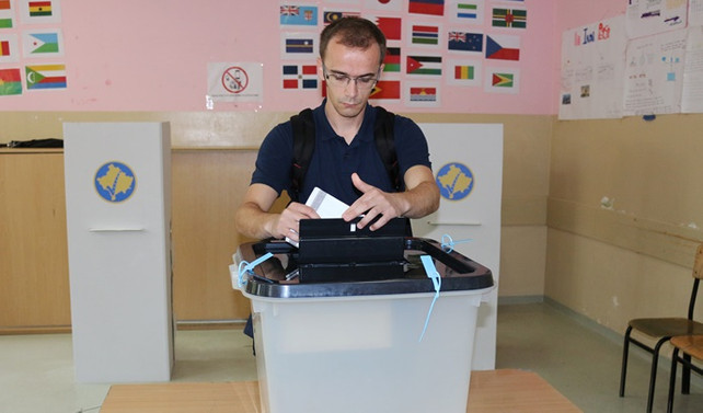 Kosova'da halk sandık başında