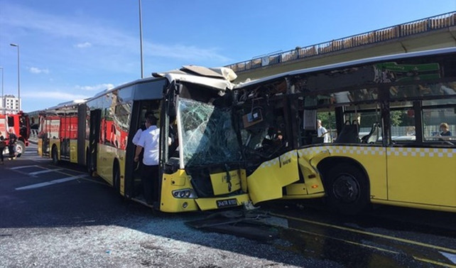 İki metrobüs kafa kafaya çarpıştı