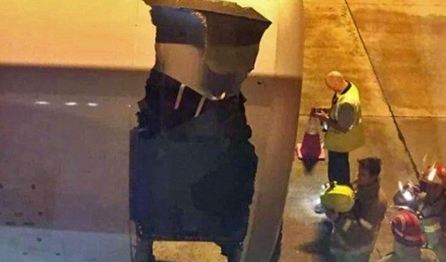 Yolcu uçağının motor bölümü delindi