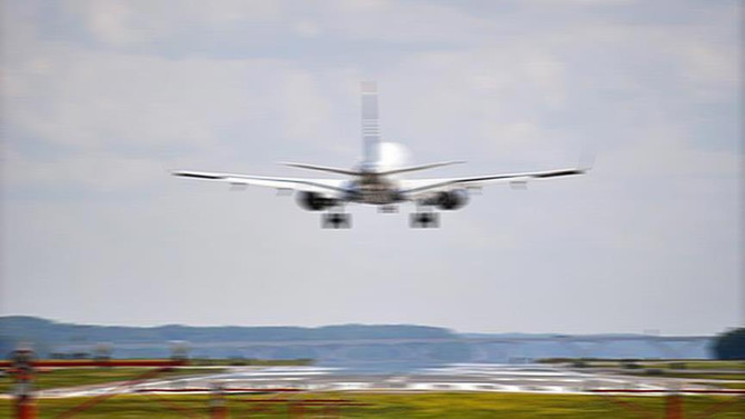 Hong Kong'da 350 uçuş ertelendi