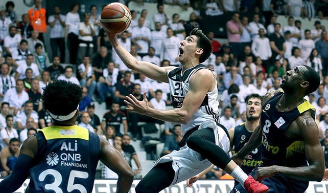 Olaylı maçta kazanan Fenerbahçe