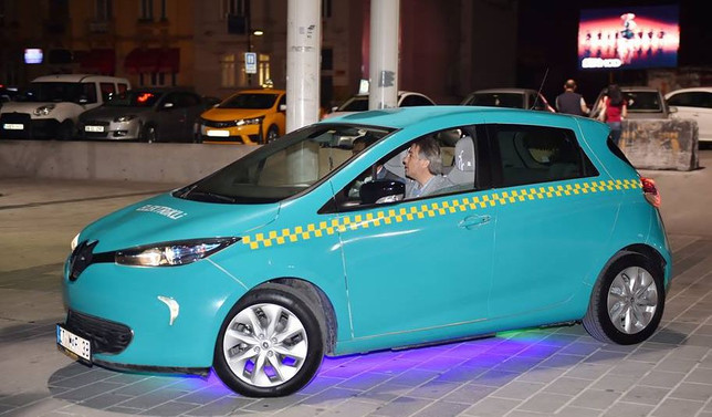 Elektrikli taksiler Taksim'de görücüye çıktı