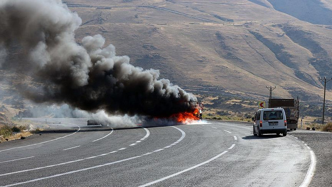 PKK'lı teröristler yol kesip araç yaktı