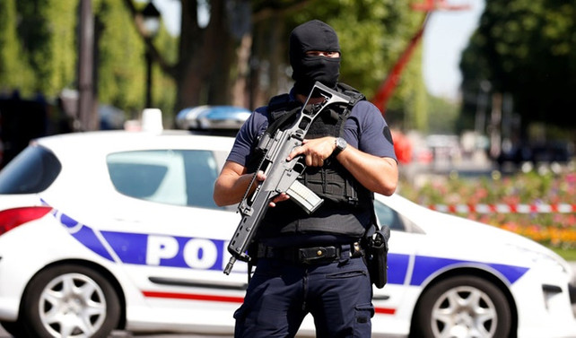 Paris'te jandarmaya saldırı girişimi