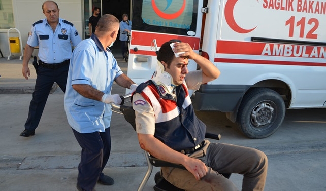 Jandarma minibüsü devrildi: 8 yaralı
