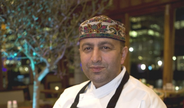 Kitaplarını satarak yol parası yaptı; Londra’da komiydi, TAS zincirini kurdu