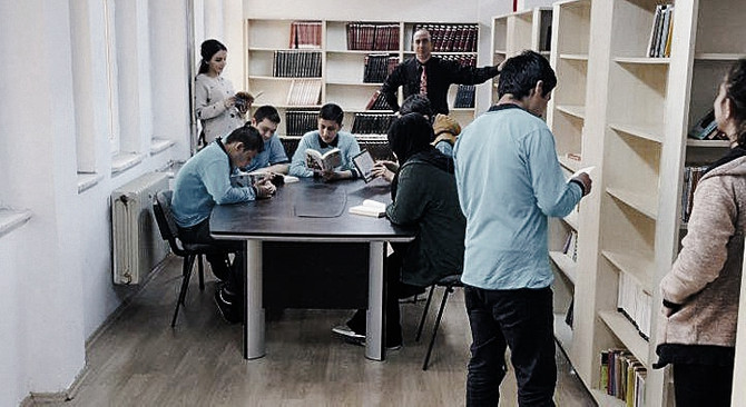 DÜNYA'dan 100 okula mini kütüphane
