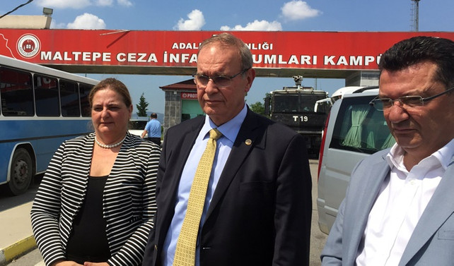 CHP milletvekilleri, Berberoğlu'nu ziyaret etti