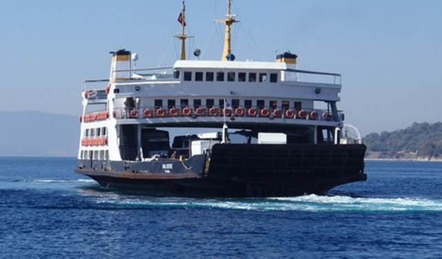 Çanakkale'de arabalı vapur kayalıklara çarptı
