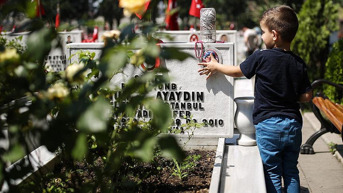 Şehitliklerde bayram yoğunluğu