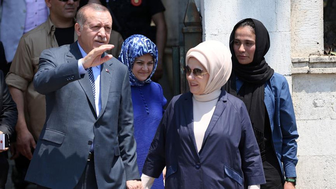 Erdoğan anne ve babasının kabrini ziyaret etti