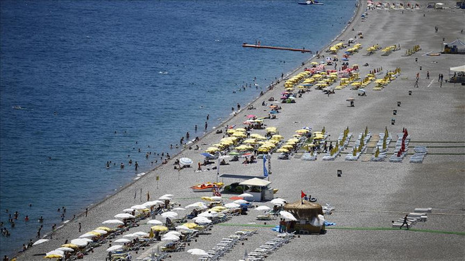 Antalya'da sıcak, halkı denize döktü