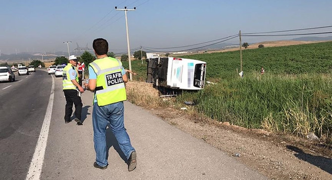 Yolcu otobüsü devrildi: 1 ölü, 45 yaralı