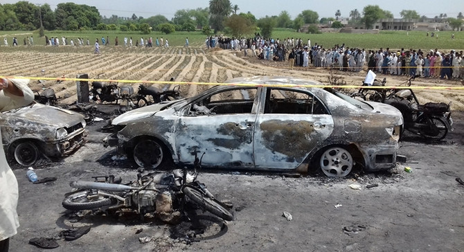 Pakistan'da tanker faciası: 148 ölü