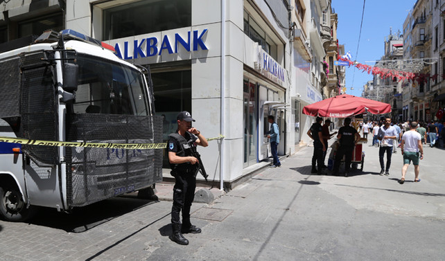 İstiklal'e çıkan tüm sokaklara TOMA