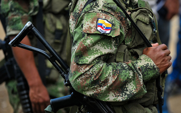 FARC silahlarının tamamını teslim etti
