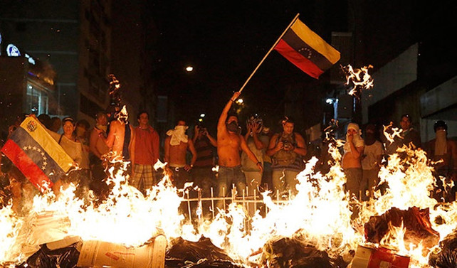 Venezuela'da hükümet binaları ateşe verildi